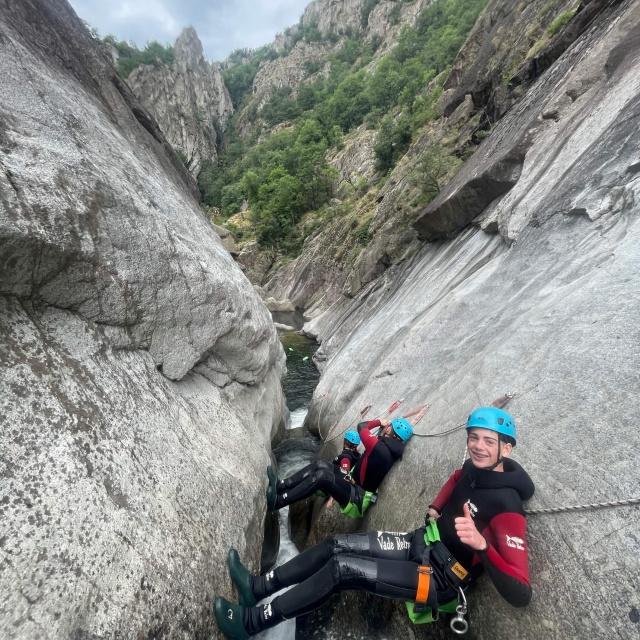 Techniques de sécurité en canyoning en Ardèche : Équipement essentiel et bonnes pratiques