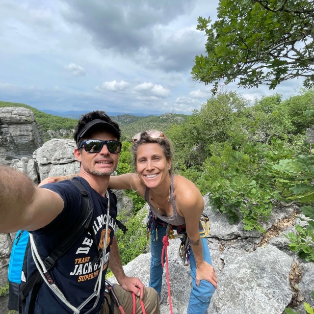 Escalade en grande voie en Ardèche avec Grimpéo : Vivez l'aventure verticale encadrée par des professionnels passionnés