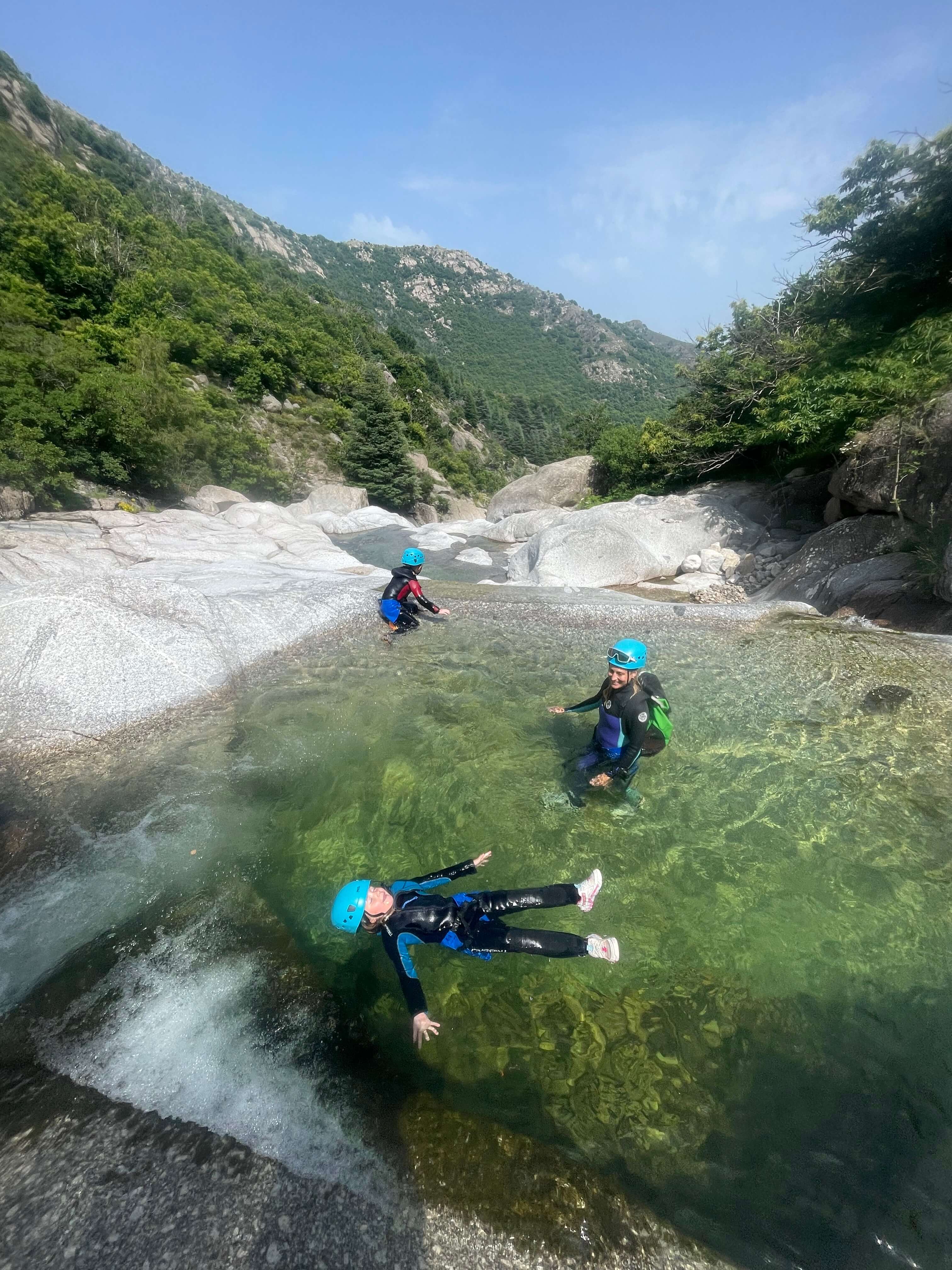 LES REGLES DE SECURITE EN CANYONING : CE QUE VOUS DEVEZ SAVOIR