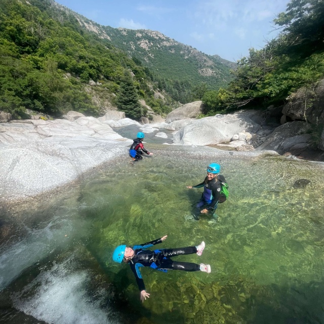 LES REGLES DE SECURITE EN CANYONING : CE QUE VOUS DEVEZ SAVOIR
