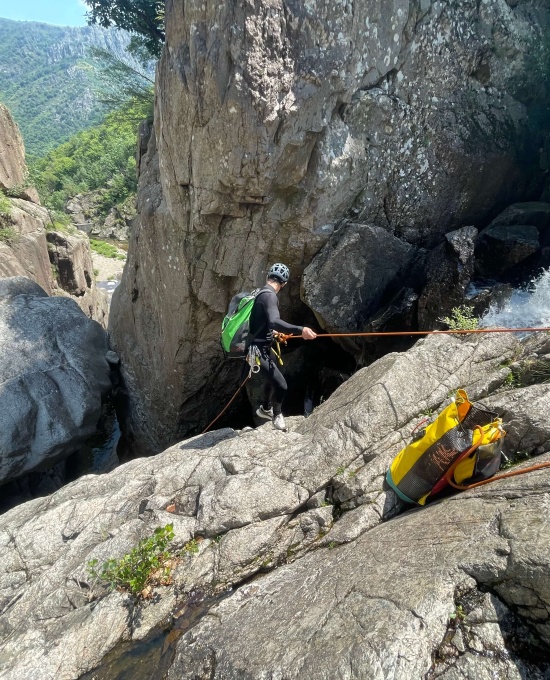 Amateurs de sensations fortes, découvrez nos canyons en Ardèche