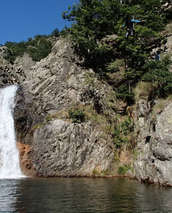 Amateurs de sensations fortes, découvrez nos canyons en Ardèche